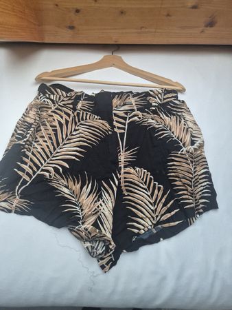 Damen Shorts H&M schwarz braun Blättermuster