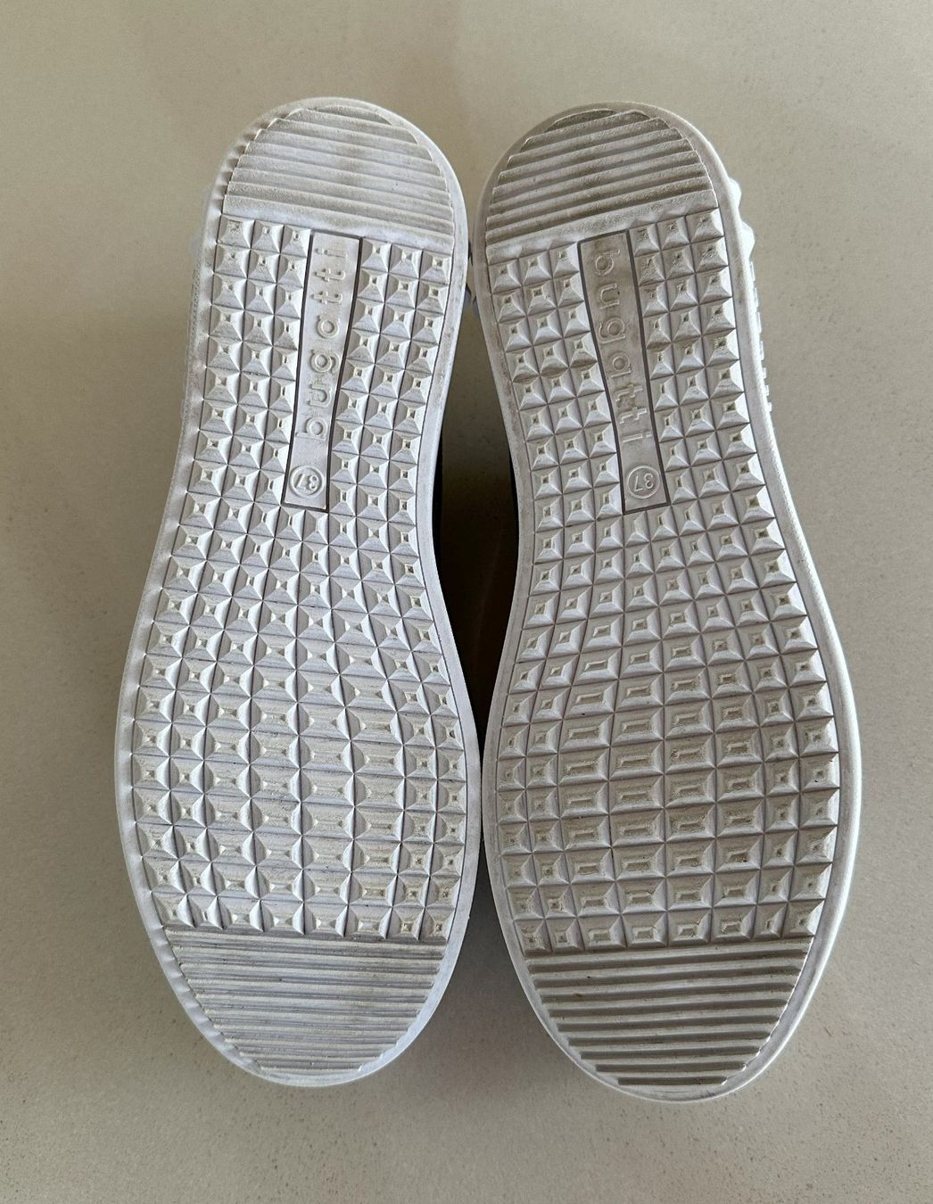 Bugatti Scarpe da donna: Neuwertige Damen Freizeit-Sneakers Bugatti Gr. 37, silber – Usato da Dielsdorf venduto da MTBiker100 8