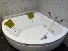 Eckbadewanne Jacuzzi weiss mit Whirlpool Funktion