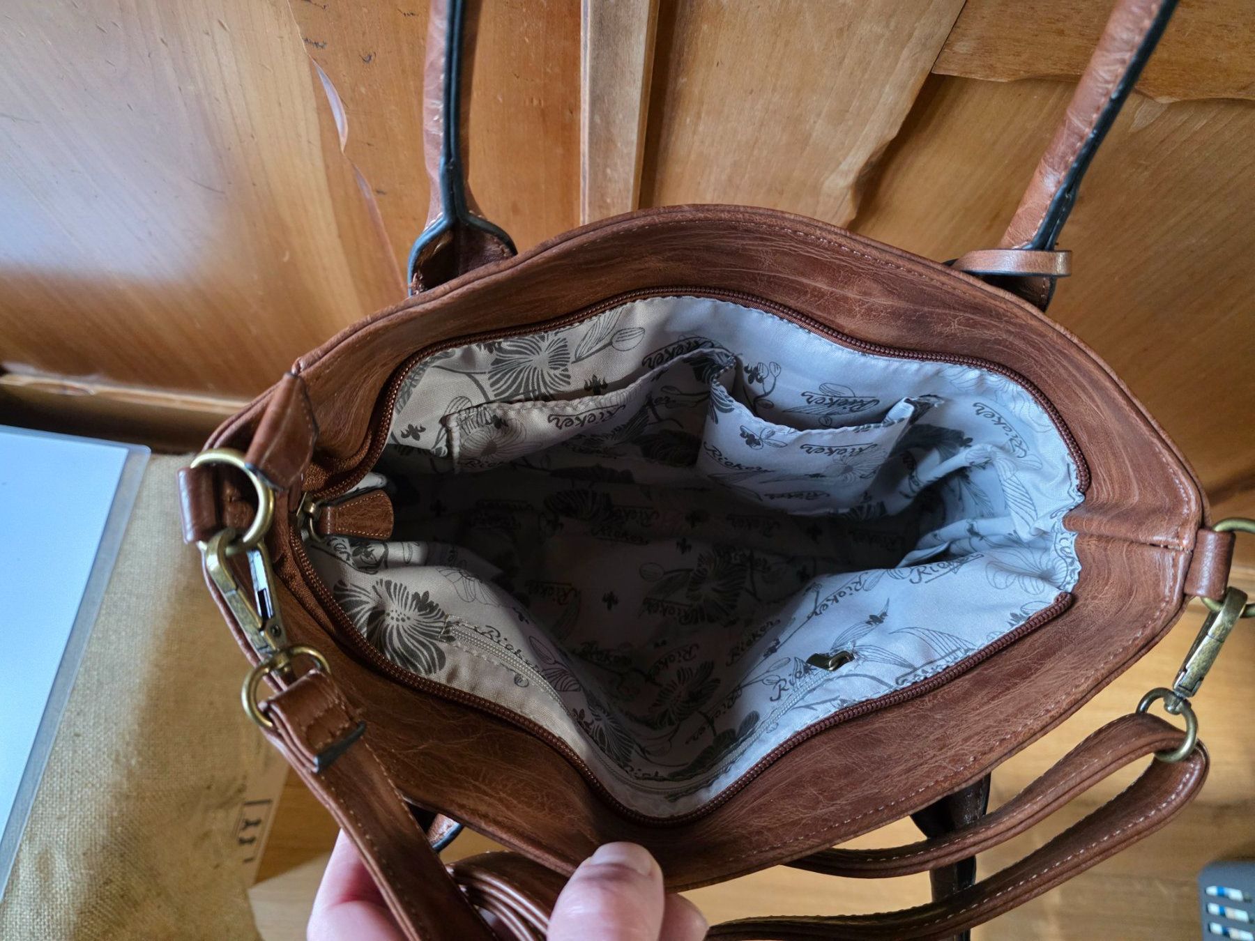 Rieker Borse da donna: Rieker Hand Tasche braunes Leder oder Kunstleder Handtasche – Usato da Walterswil BE venduto da Lonitti 7