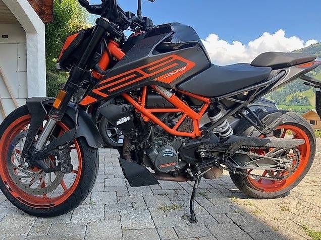 Schöne KTM Duke 125er 3