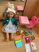 Gut erhaltene Puppe mit Schulmöbeln und Zubehör, bereit für 