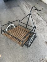 Schöner alter Veloanhänger mit Eichenholz