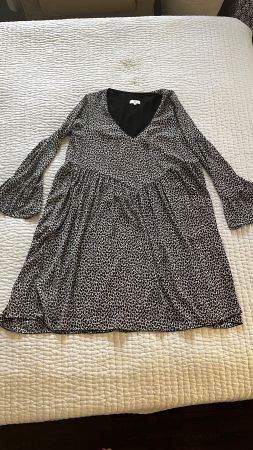 ANN & LINE: luftiges kurzes Sommerkleid mit Ausschnitt vorne