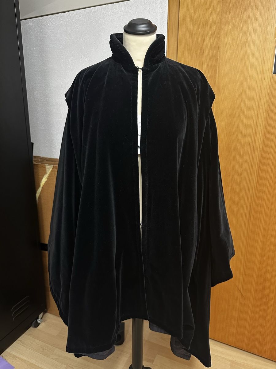 Armani Altro in Moda donna: Giorgio Armani Vintage Cape Samt – Usato da Chur venduto da LH1889