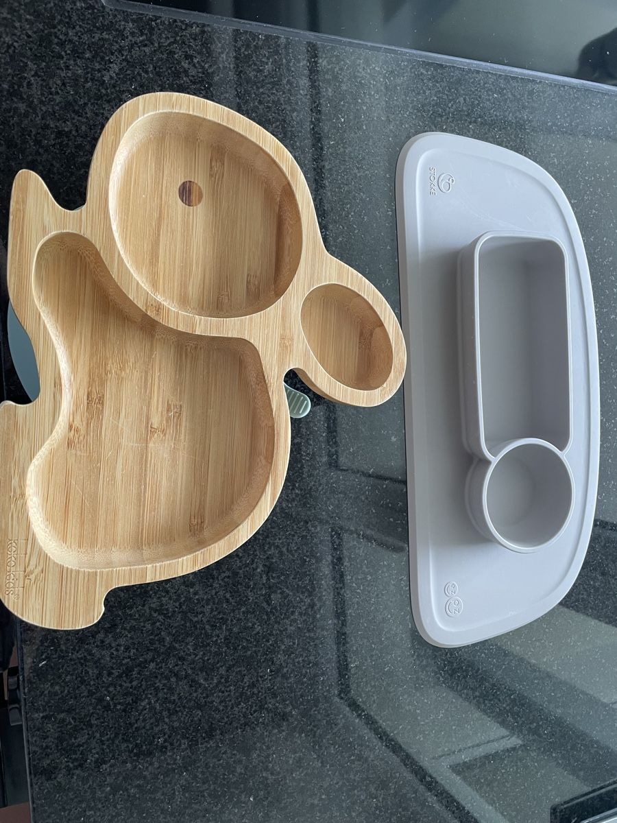 Geschirrsets: Bambus Kinderteller mit Saugnapf Stokke kinderteller  – Gebraucht aus Niederuzwil von guel28