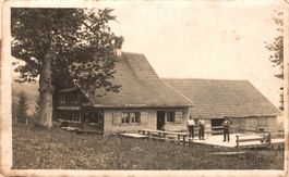 Bauernhaus mit Scheune, Sennen