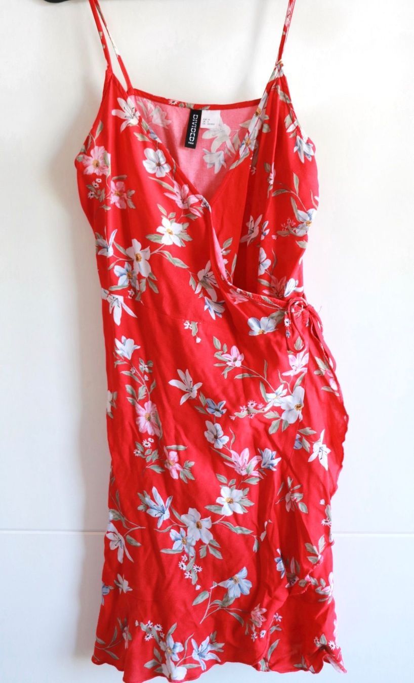 H&M Vestiti: H&M rotes Wickelkleid mit Blumenmuster – Usato da Gachnang venduto da todressgolden