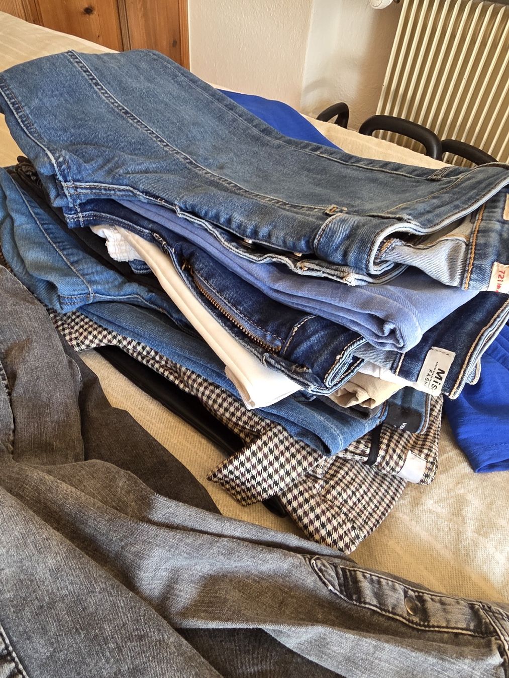 Lotti di vestiti: Kleider & Schuhe zu verkaufen – Usato da Lenzerheide/Lai venduto da Sandrapereira.p
