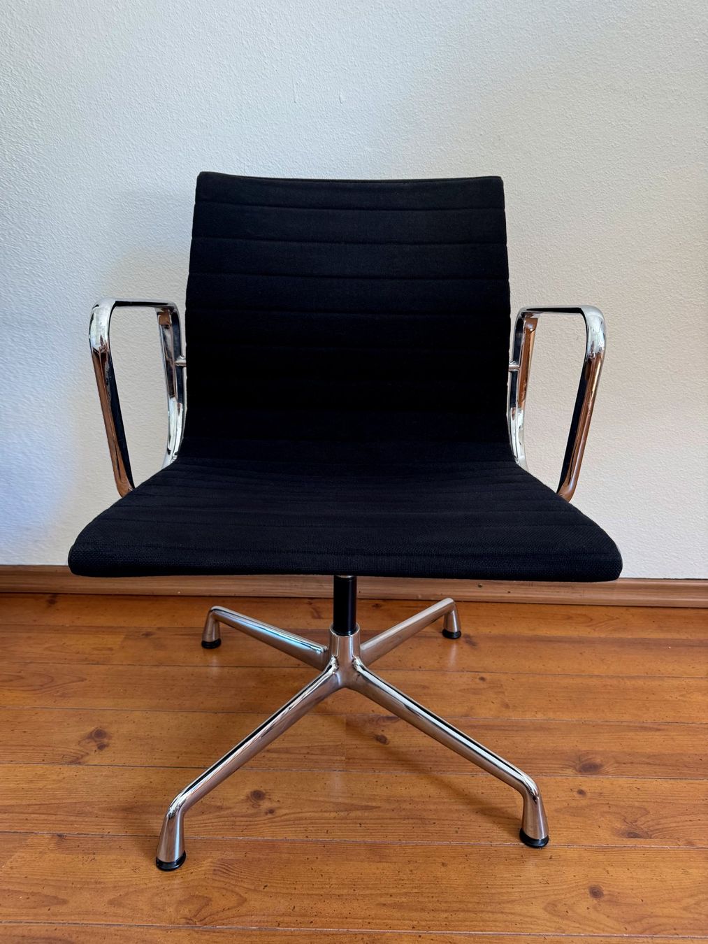 Eames Sedie: Eames. EA 108 in Schwarz. Vitra Designklassiker. – Usato da Zürich venduto da Tulsa1968 2