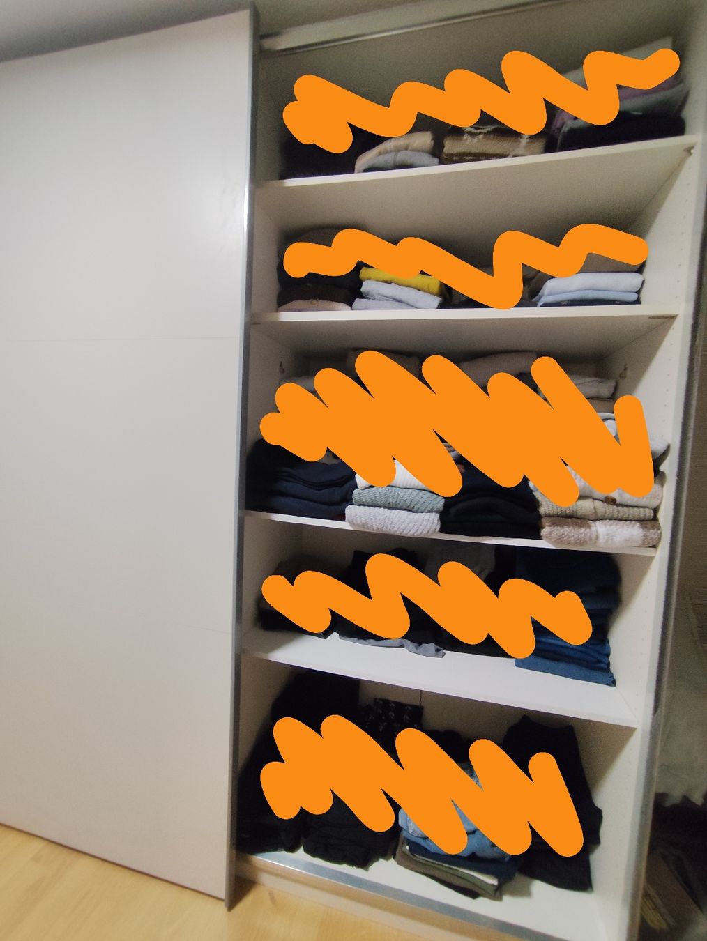 Armadi: Kleiderschrank mit Schiebtüren – Usato da Messen venduto da _Sari_15_ni 2