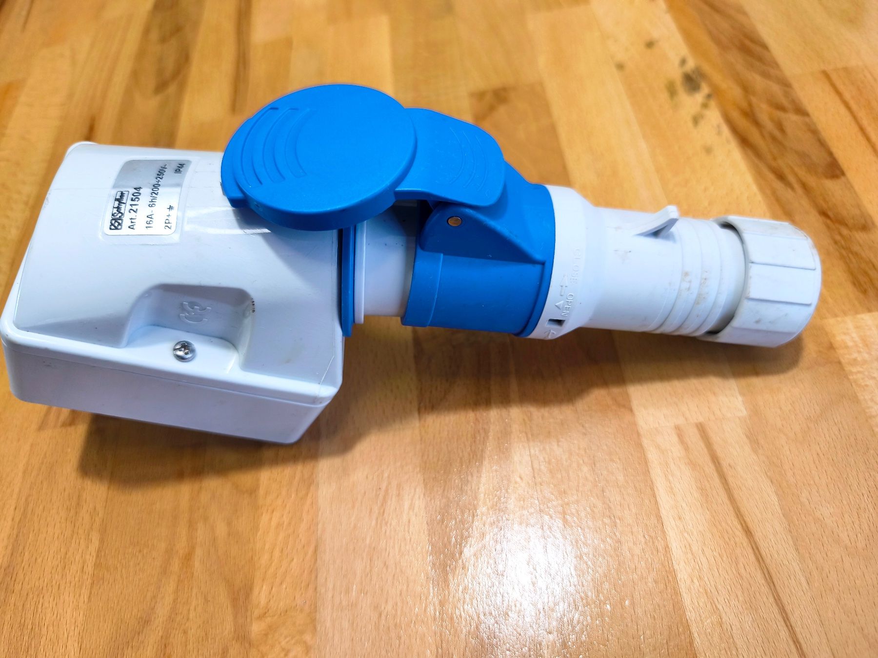 Alimentazione elettrica: Camping elektrischer CEE-Anschluss Commando / Connect-up – Usato da Biel/Bienne venduto da AnikaNah 4