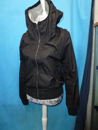 BENCH WINDJACKE KAPUZE SCHWARZ GR M RV NEU UNGETRAGEN
