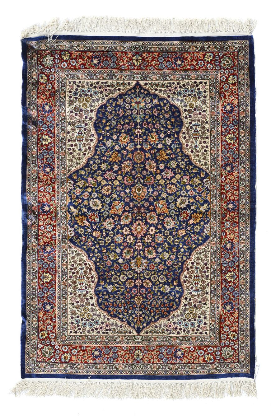 Tappeti: Hereke signed silk carpet, Turkey, 20th c, 92x136 cm – Usato da Apples venduto da the_7jtf