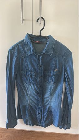 Lässiges Hemd von Guess, Grösse XS, Top Zustand