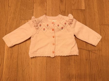 Gilet rose pour bébé avec broderies fleurs taille 1 mois