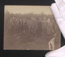 Fotografie Gruppenportrait von Jägern m