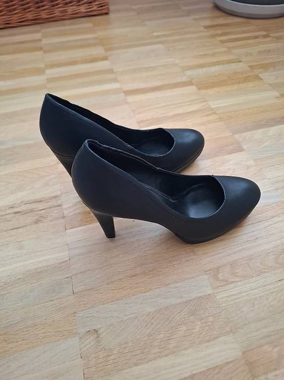 Scarpe da donna: Schwarze Damenschuhe mit Absatz – Usato da Niederuzwil venduto da Liberatopixel 1