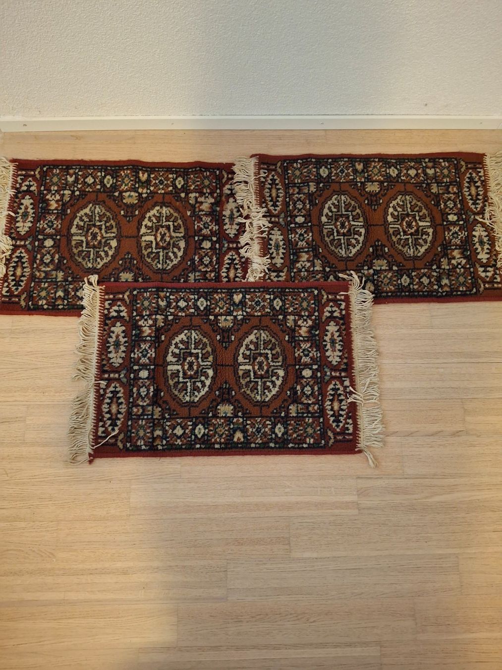 Tappeti: Lot mit 3 kleinen Vintage Teppichen – Usato da Dietikon venduto da Hwengi