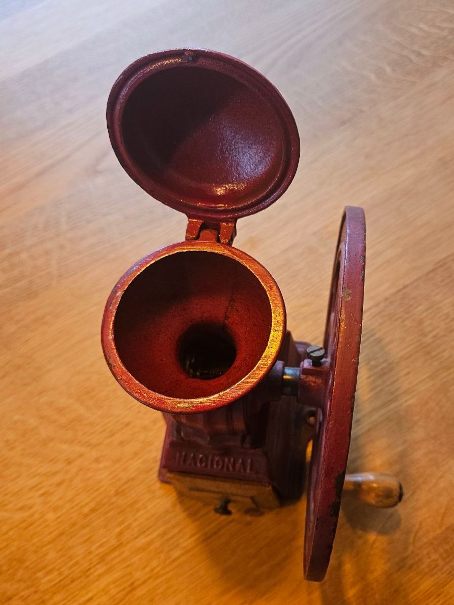 Elettrodomestici da cucina: Antike Kaffeemühle "National", rot – Usato da Bern venduto da Respirit 1