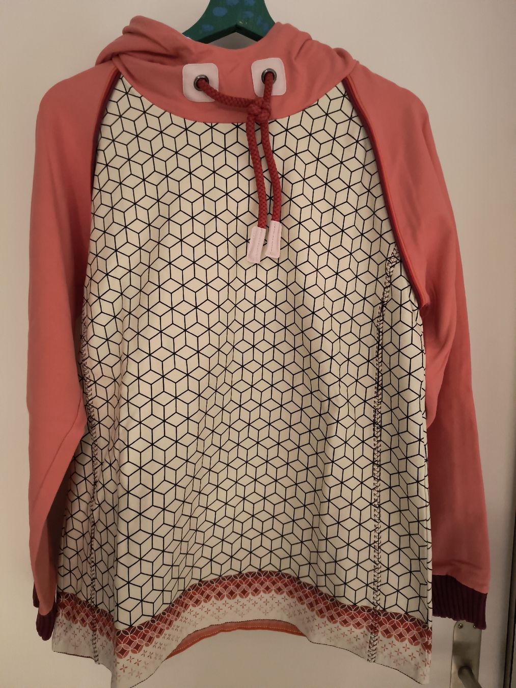 Pullover & Sweatshirts: Kapuzenpullover Damen Farbe Rosa Muster Grösse XL  – Gebraucht aus Würenlingen von pjs-at-tutti
