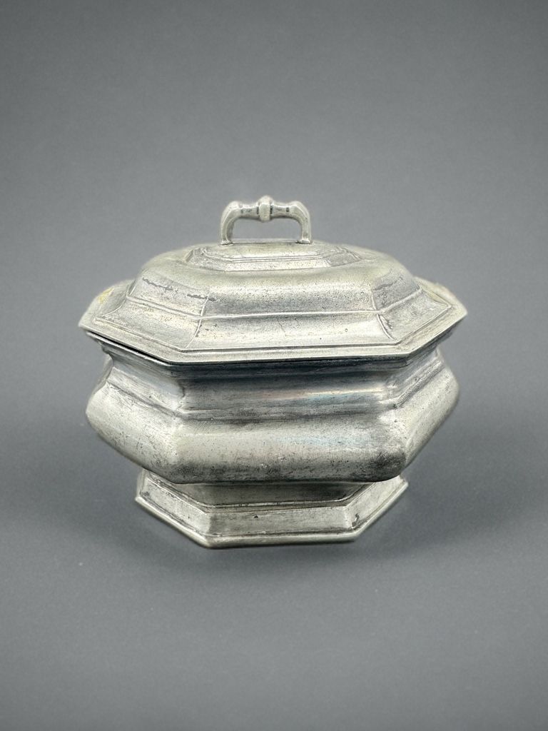 Barattoli: Vintage Large Pewter Octagonal Box – Usato da Villmergen venduto da JacRon