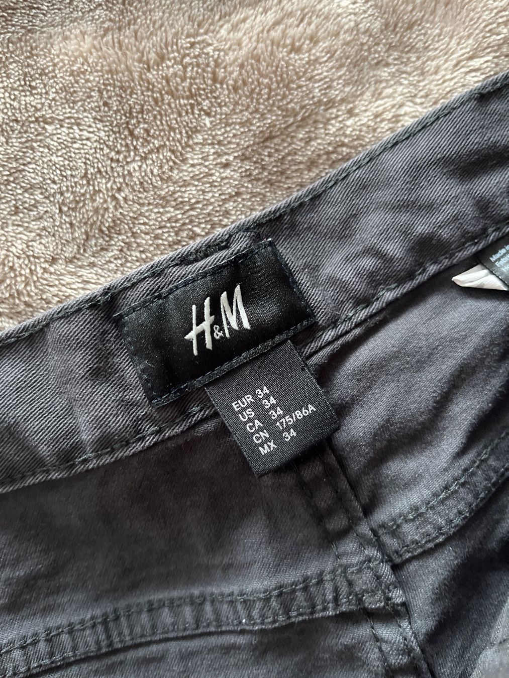 H&M Pantaloni: Short gris H&M – Usato da Le Locle venduto da Mayd_h 4