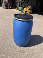 Blauer Kunststofffass 200L mit Deckel