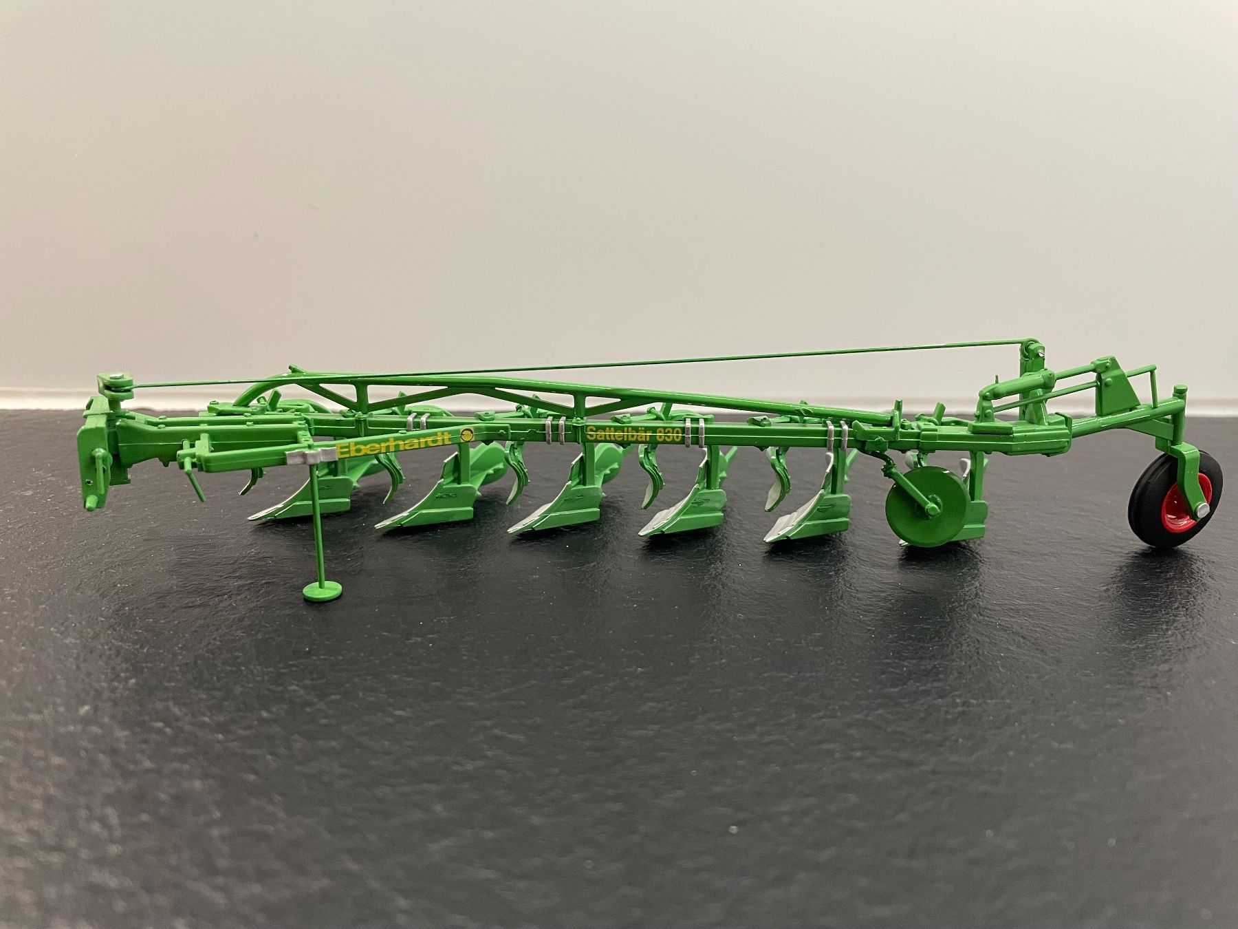 Kit di modellismo & Modellini statici: Charrue EBERHARDT Sattelbär 830 1:32 – Nuovo e nell'imballaggio originale da Vionnaz venduto da jul_zx5m 2