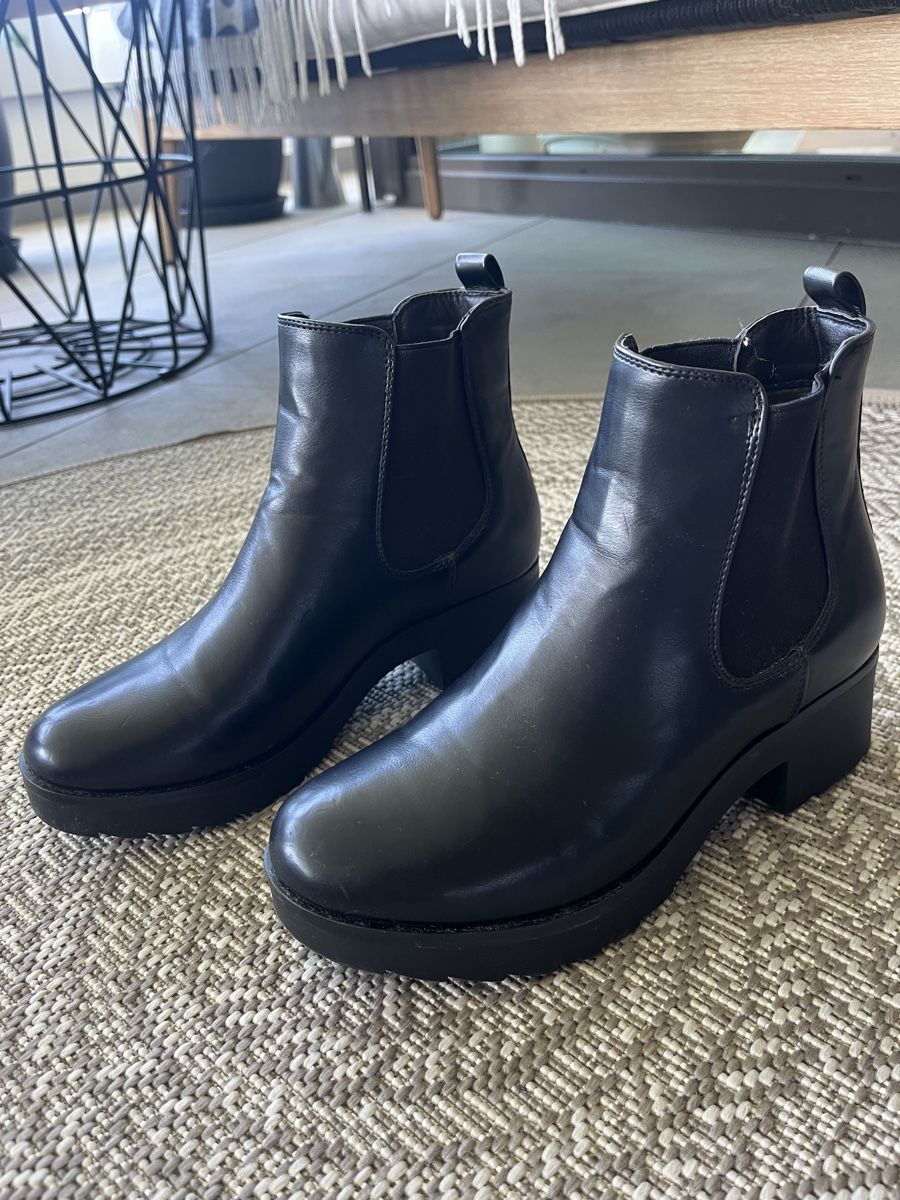 Scarpe da donna: Schwarze Chelsea Boots von About You – Usato da Wauwil venduto da LoU-AiRiN