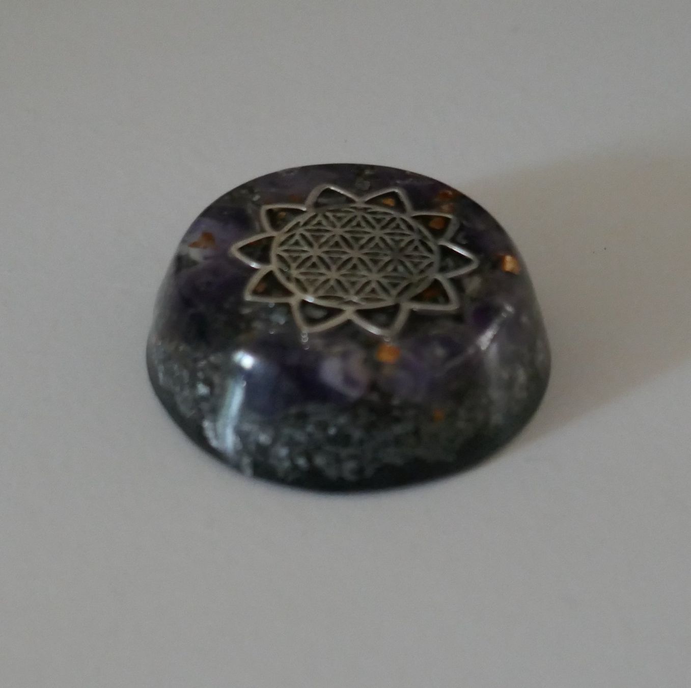 Minéraux & Lithothérapie: Orgonit mit Amethyst, 4 cm Durchmesser – D'occasion à Port par uzuku 1