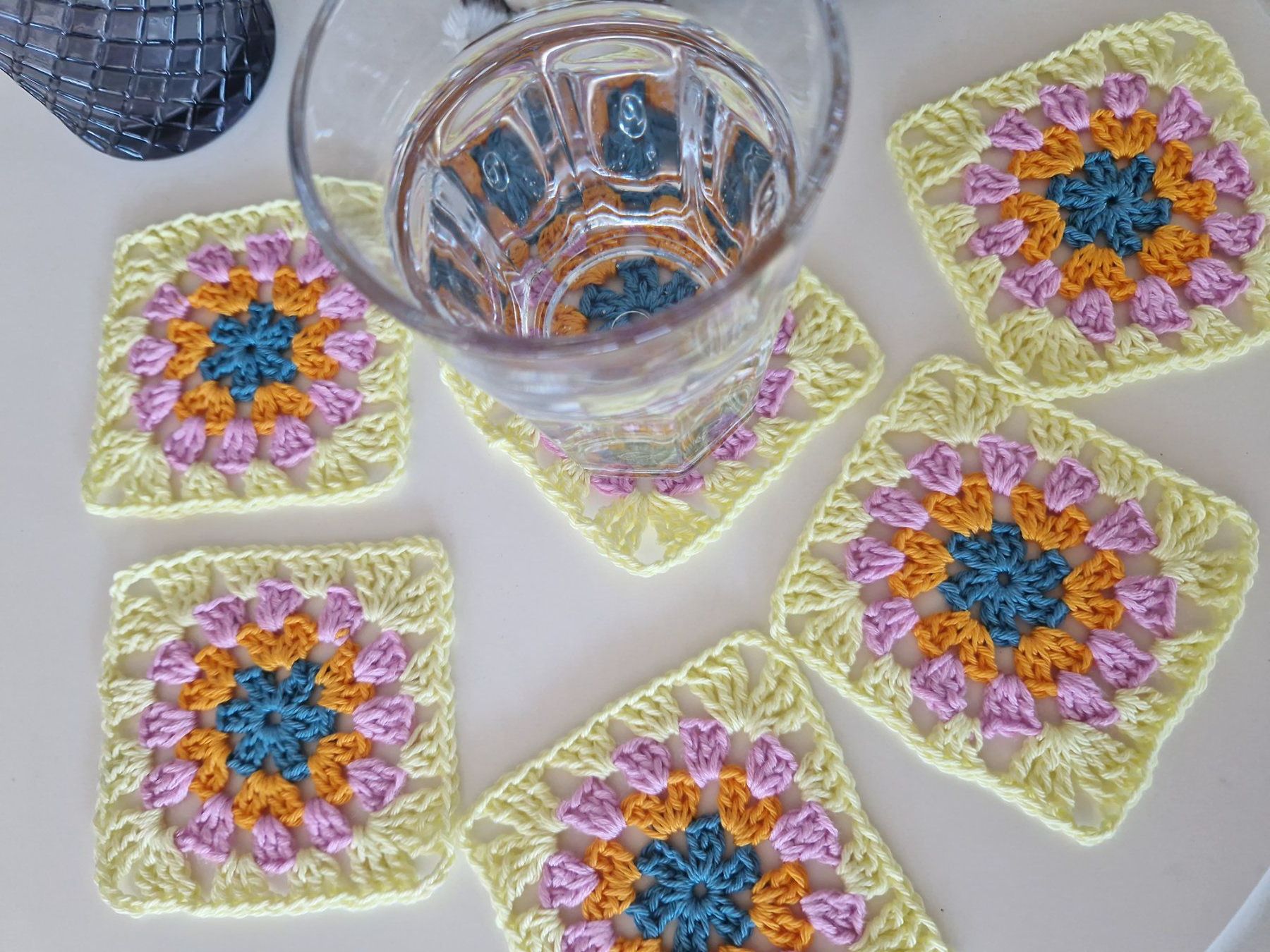 Tutte le decorazioni: 6 Häkel Coaster Granny Square 'Lemonade' Deko handgemacht – Nuovo (secondo la descrizione) da Neuhausen am Rheinfall venduto da Alchimista 1