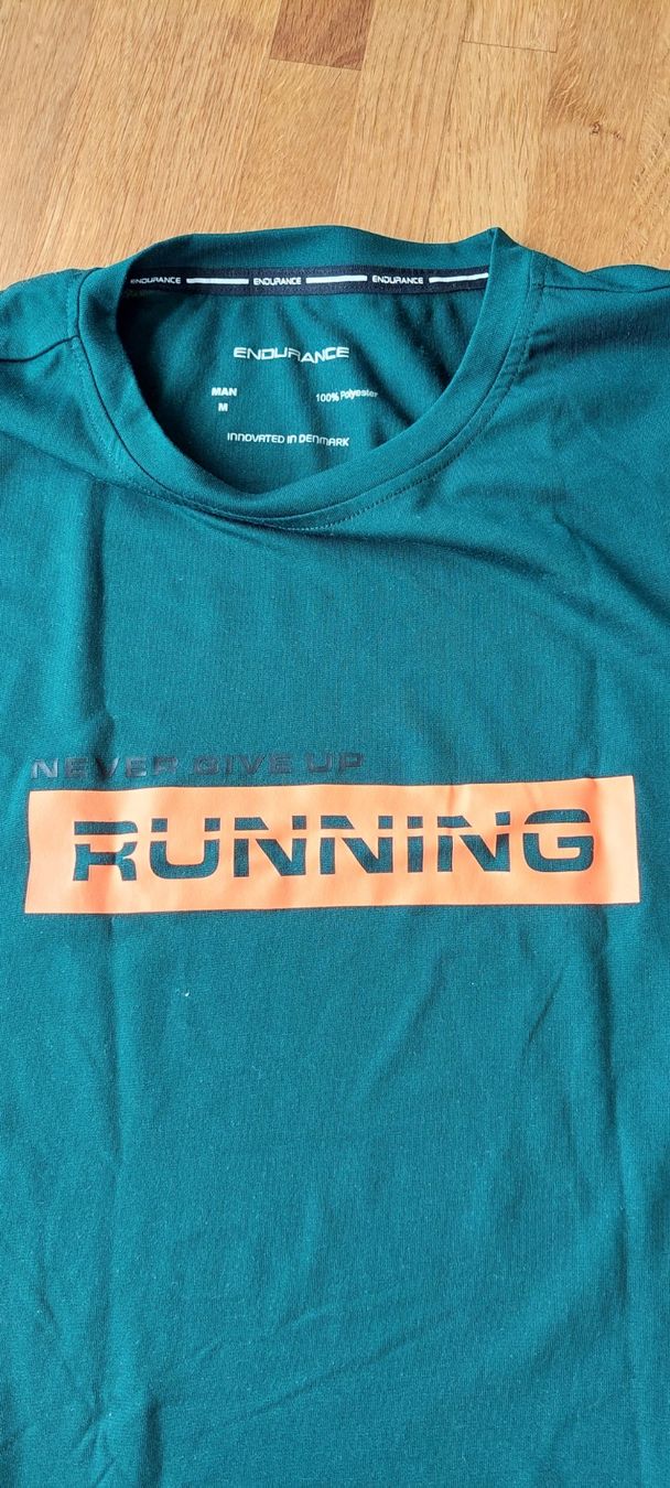 T-shirt: Endurance Running Shirt Grösse M – Nuovo (secondo la descrizione) da Schaffhausen venduto da Robuco_93 1