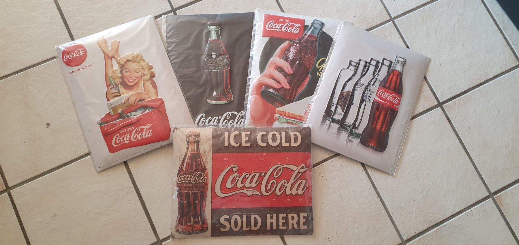Coca-Cola Schilder: Coca-Cola Blechschild 5er Set "Ice Cold" "Sold Here" neu – Neu und originalverpackt aus Walenstadt von Hit-24