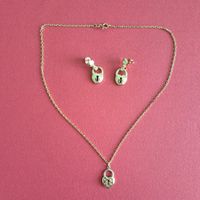 Goldkette mit Anhänger und Ohrstecker