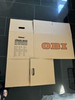 Umzugskartons mit Luftpolsterfolie und Schutzpapier