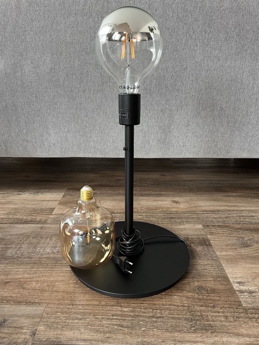 Ikea Lampade: Lampe von Ikea mit 2 Glühbirnen – Usato da Siebnen venduto da jes_6qyf