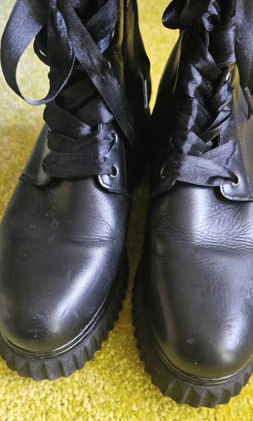 Scarpe da donna: Schwarze Boots Gr. 40 mit seidigen Schnürsenkel – Usato da Horgen venduto da ste_sy7h 1