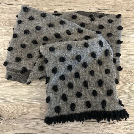 Warmer Winter-Schal mit schwarzen Punkten, Neuwertig!