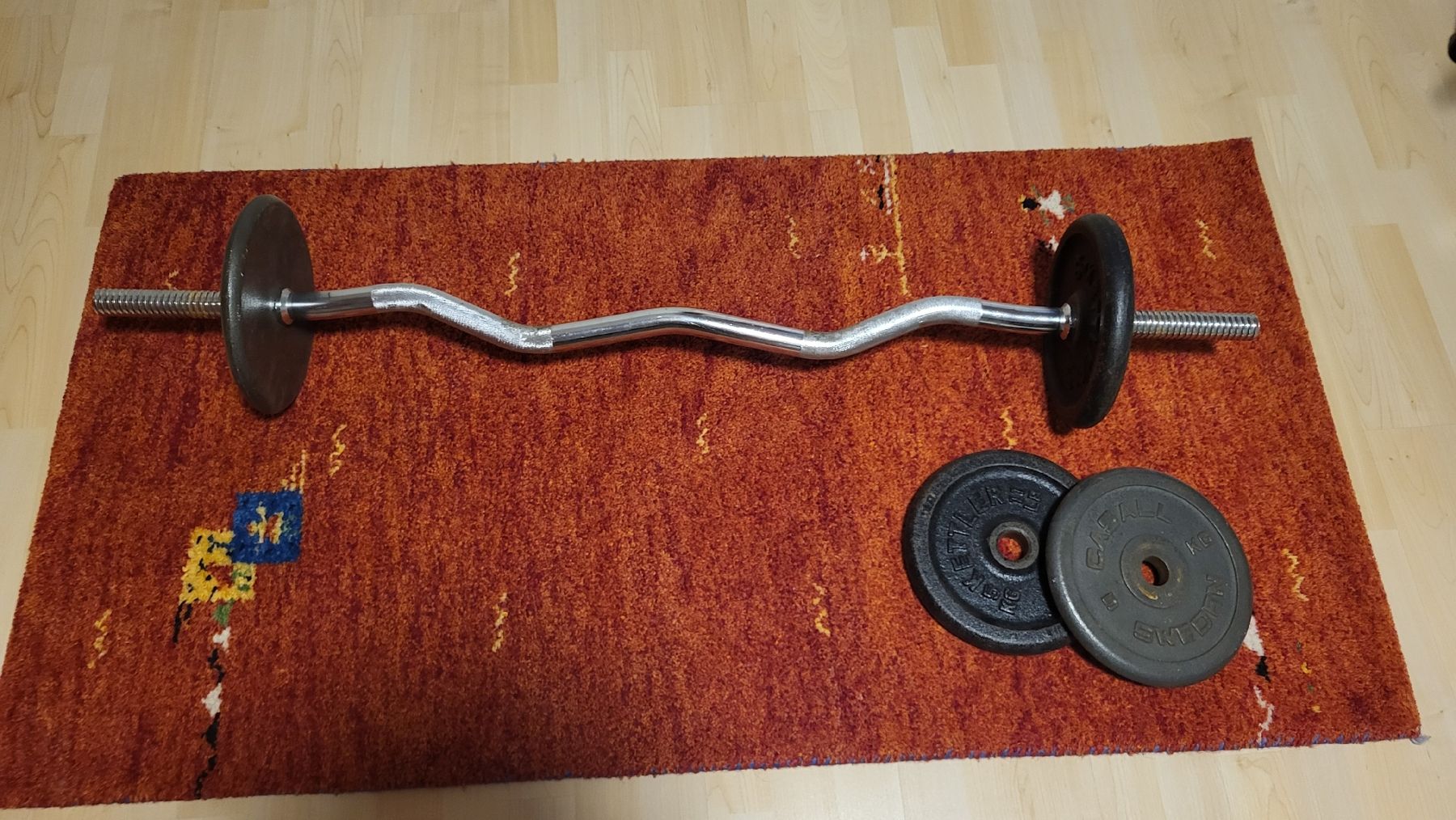Manubri & Pesi: Curlhantelstange mit 4 Scheiben a 5Kg  – Usato da Winterthur venduto da stutzrolf70