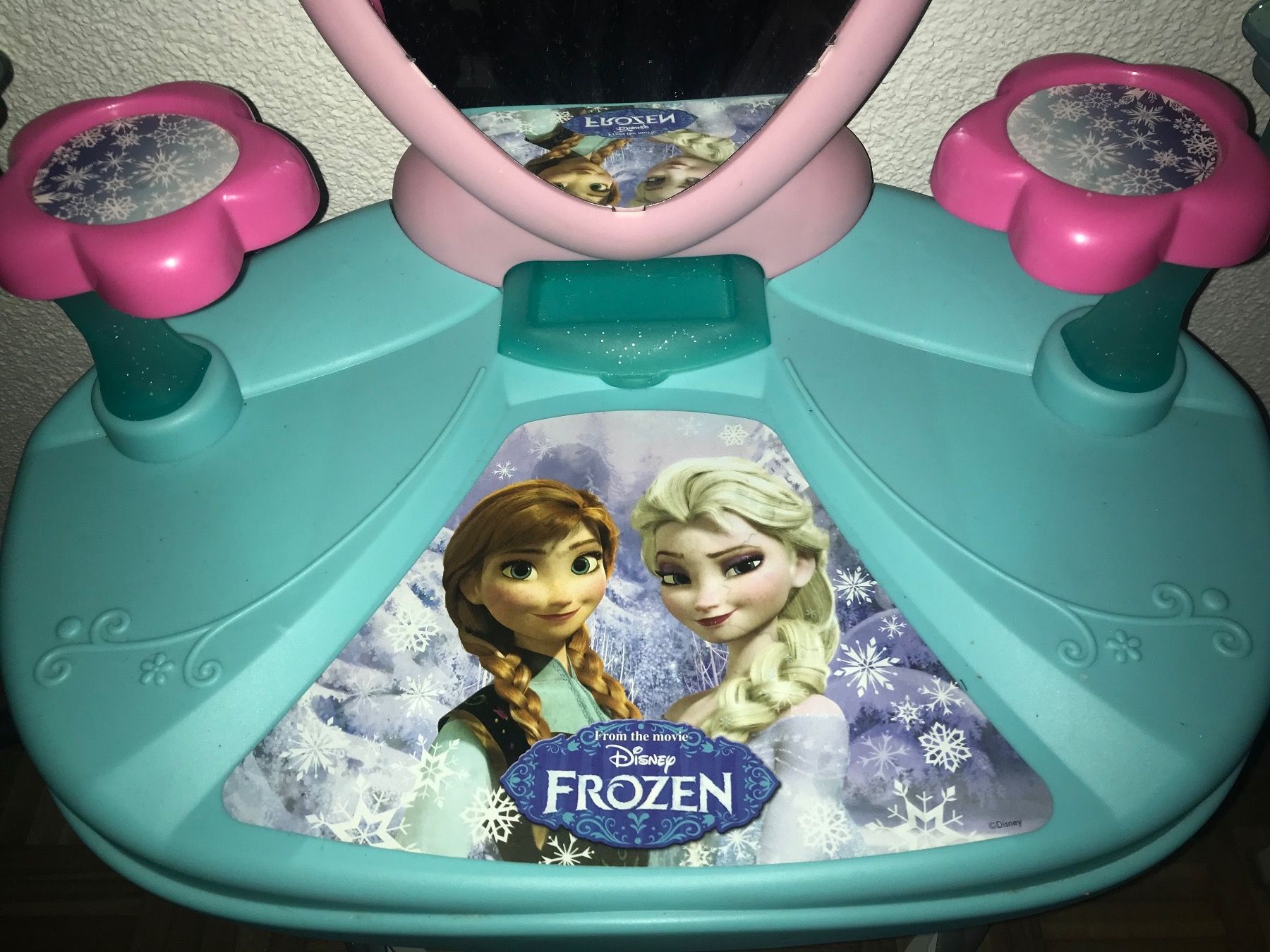 Schminktische: Kinder Schminktisch Frozen Elsa mit Hocker – Gebraucht aus Emmenbrücke von Hathor123 3