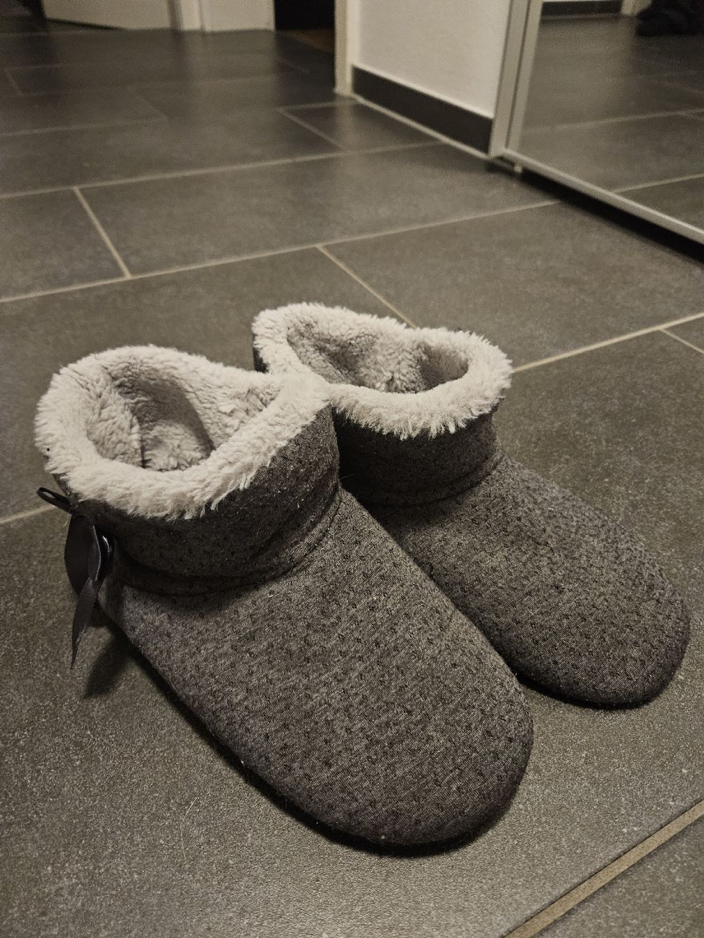 Damenschuhe: getragene Damen Slippers grau – Gebraucht aus Basel von kat_zm5j