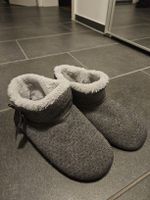 getragene Damen Slippers grau
