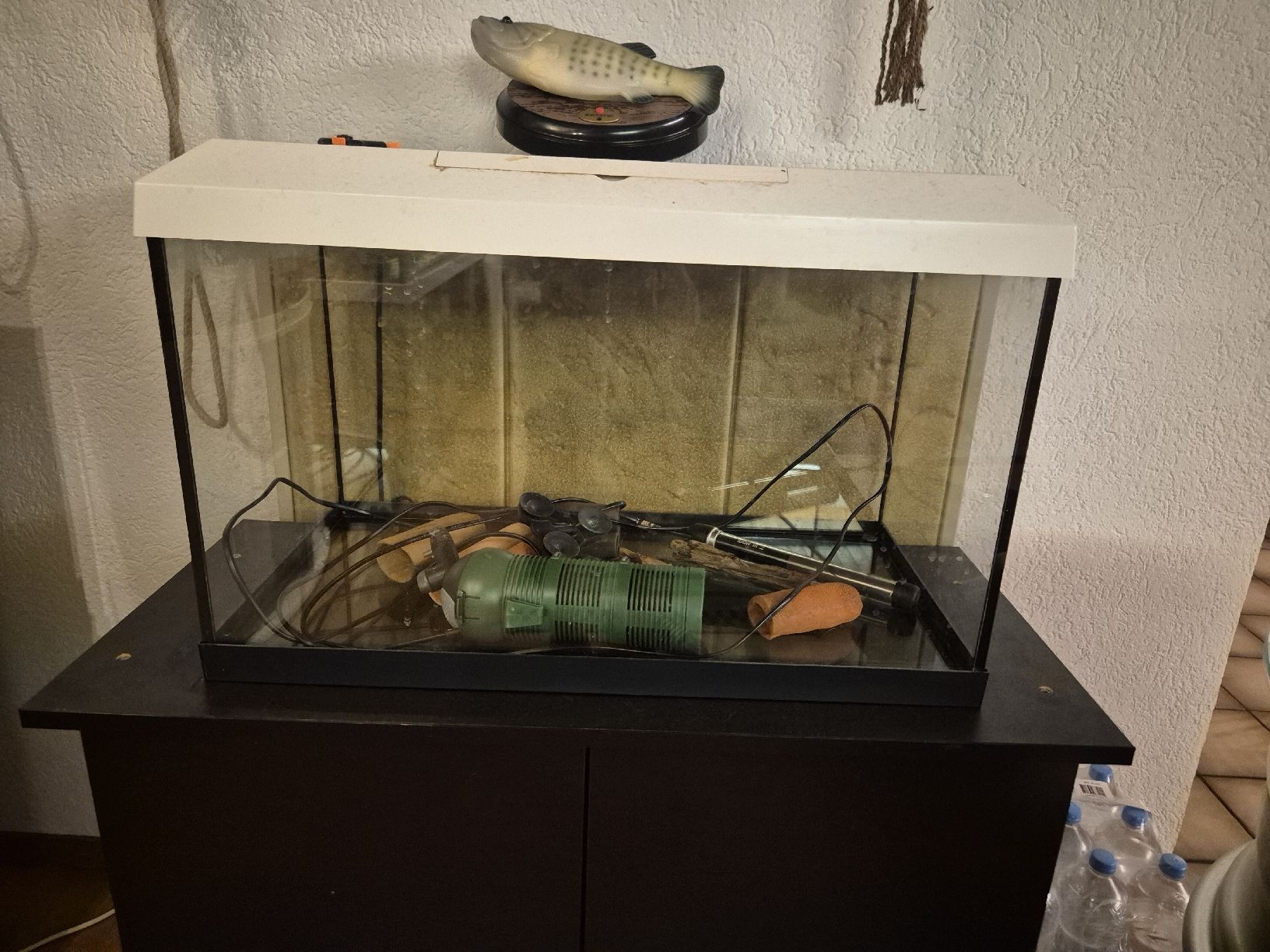 Acquari: Aquarium mit Möbel – Usato da Schnottwil venduto da Rooneeyy 1