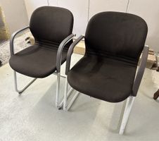 2 braune Bürostühle mit Armlehnen