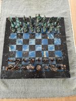 Schachspiel mit griechischen Figuren