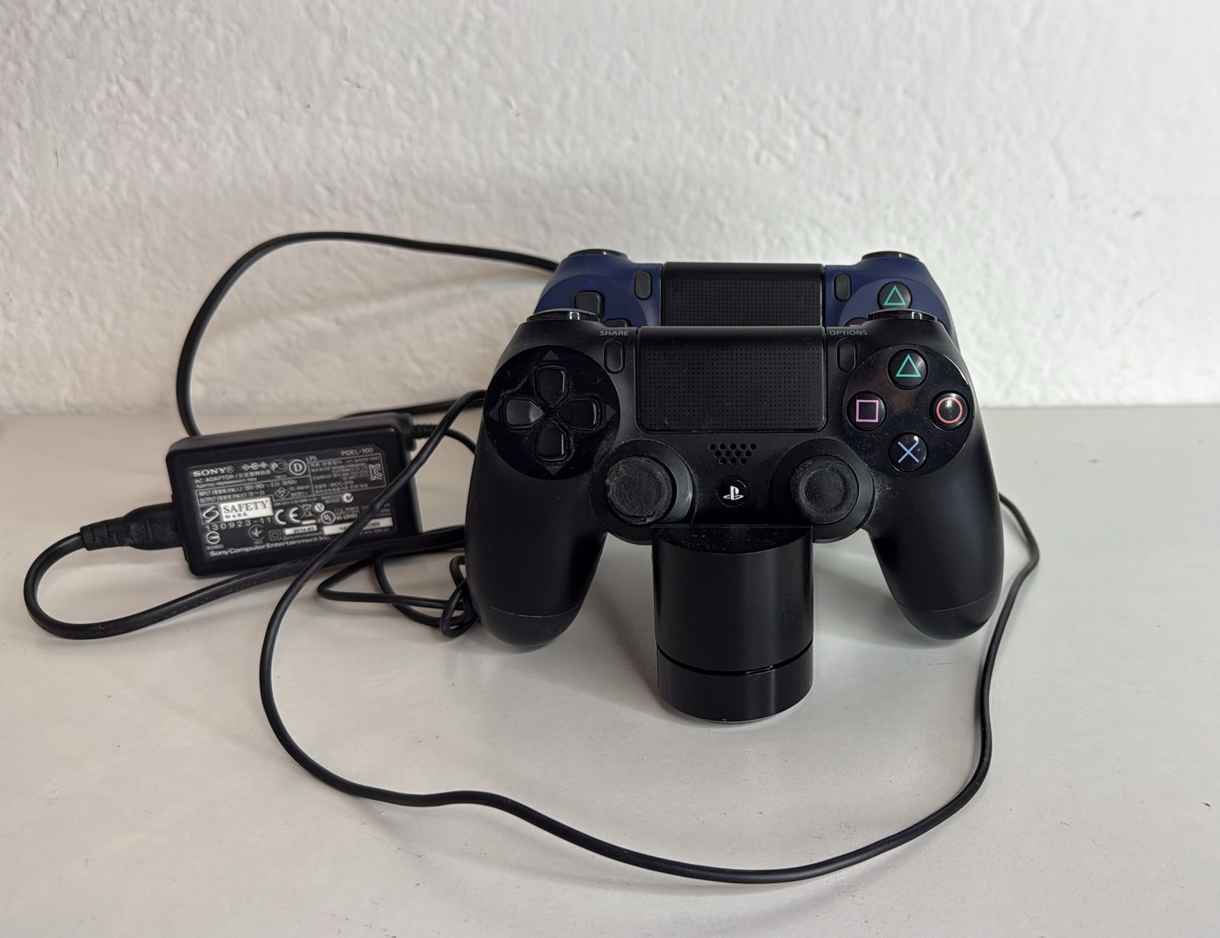 Controller: PS4 Controller Ladestation mit Netzteil und 2 Controllern – Usato da Ehrendingen venduto da lax21 1