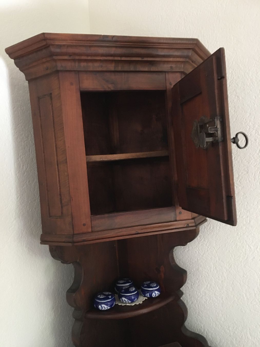 Armadi: Armoire / buffet d'angle en bois style rustique – Usato da Vufflens-le-Château venduto da vcourvoisier 1