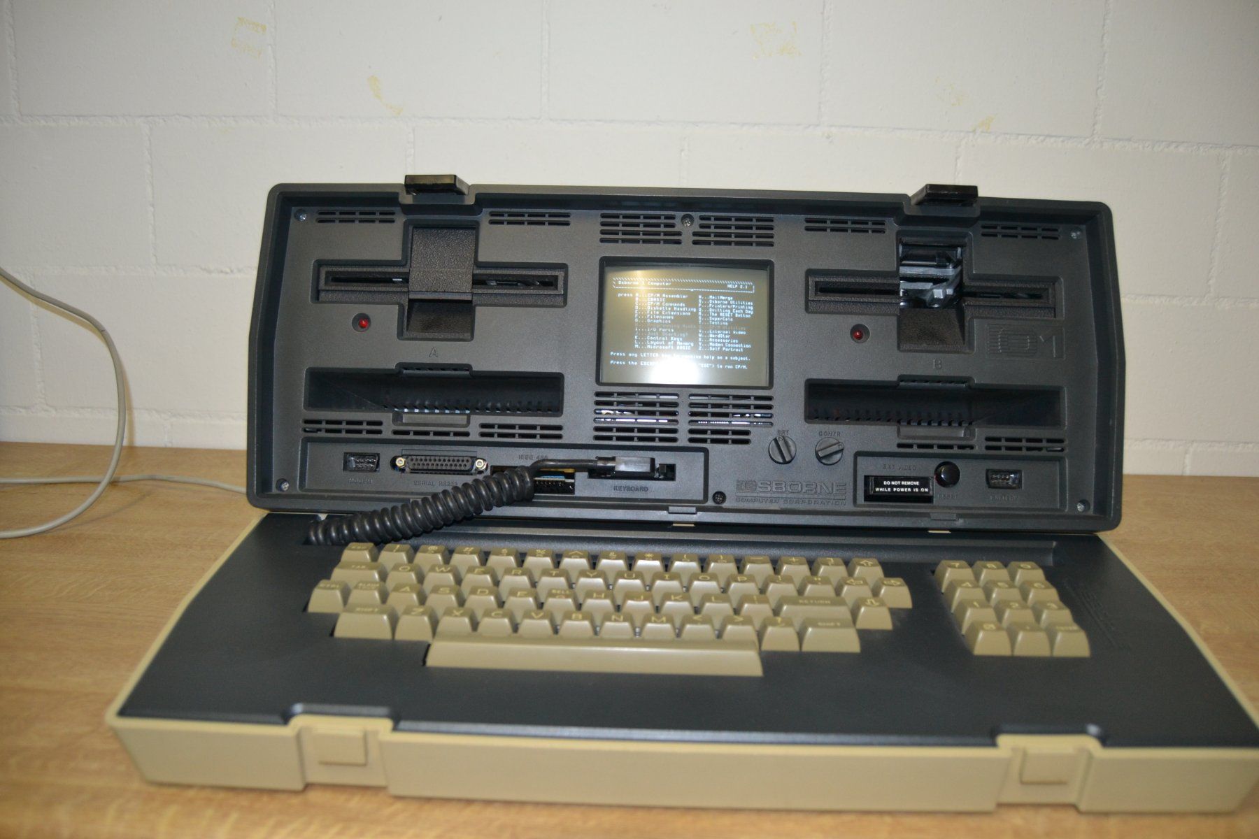 PC: Osborne 1 Portable Microcomputer – Usato da Wil SG venduto da fanofrio