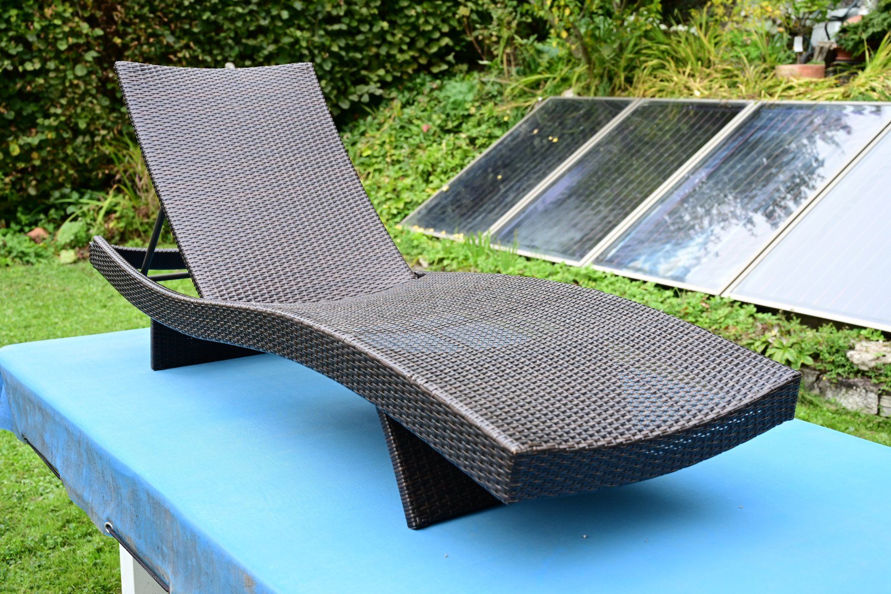 Chaises longues: Robuste und stabileLiegestühle mit Rattangeflecht – D'occasion à Brienz BE par shcul 2